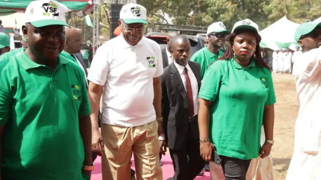 Danjuma ati an eeyan to gba ni alejo n rin lọ