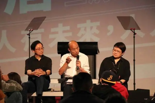 在青年论坛上，韩国瑜（中）回答年轻族群的问题，若遇到较艰深的专门题，张善政（左）就会代答。