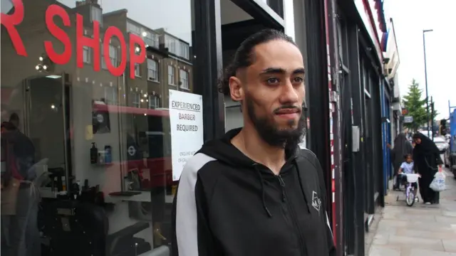 Né au Yémen de parents algériens originaires de Tlemcen et El Aïoun, Mohamed est arrivé à l'âge de 3 ans à Londres. Le jeune homme de 24 ans soutient les Fennecs de tout son cœur et ne rate aucune occasion pour fêter leurs prouesses : ''Même s'ils ne gagnent pas, ils gagnent quand même parce que nous avons une super équipe et un très bon coach, que demander de plus''.