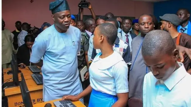 Gomina Seyi Makinde n ba akẹkọ kan sọrọ ni yara ikẹkọ