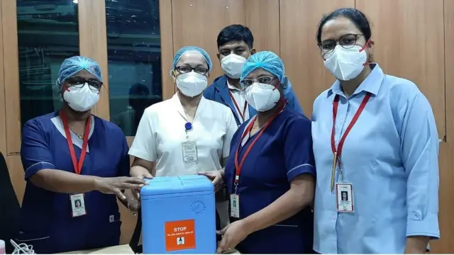 ভ্যাকসিন হাতে স্বাস্থ্যকর্মীরা