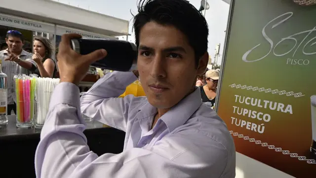 Bartender preparando un pisco sour