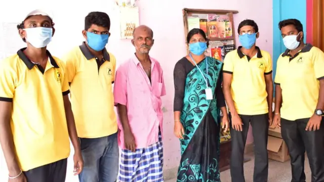தன்னார்வலர்களுடன் வேல்முருகன்