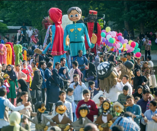 شادپی‌مایی عروسک‌ها. طاق بستان