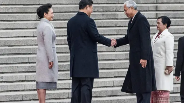 တရုတ်နိုင်ငံရဲ့ Great Hall of the People နေရာမှာ သမ္မတ နဲ့ ဇနီးအား ကြိုဆို ဧည့်ခံ