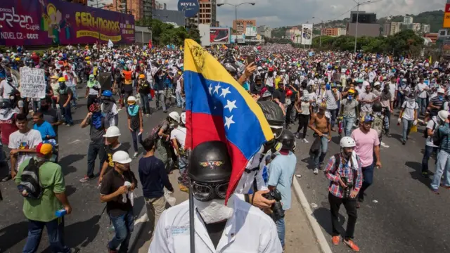 Bandera de Venezuela y un manifestante