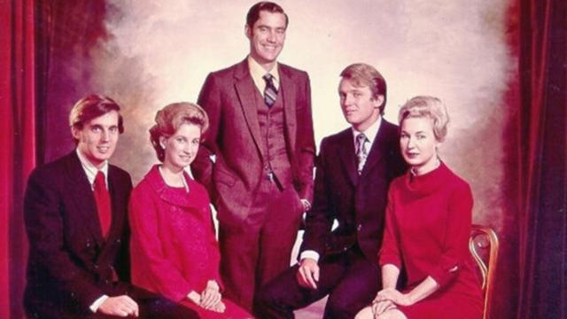 这是一张特朗普及其兄弟姐妹的照片，拍摄时间不明。照片中从左至右依次为：罗伯特、伊丽莎白、弗雷德、唐纳德及玛丽安。
