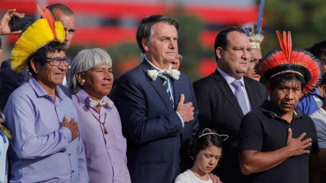 Bolsonaro cercado por lideranças indígenas em uma cerimônia em Brasília em fevereiro de 2020