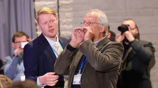 فریاد یک عضو حزب محافظه‌کار بر سر ترزا می