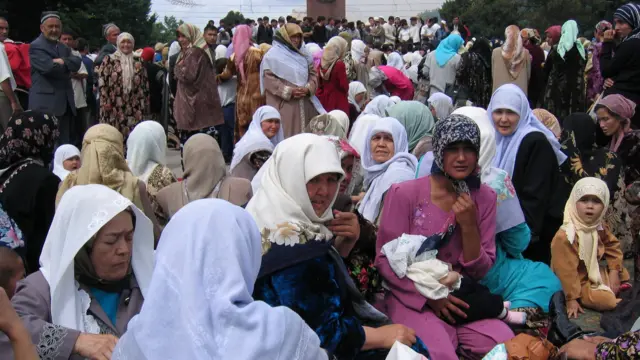 Ҳукумат шу вақтгача Андижондаги тинч намойишчилар жангарилар қўлидан ўлганини таъкидлаб келарди