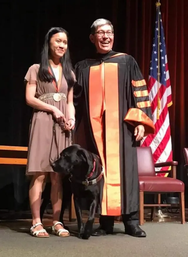 ทรายรับรางวัล "นักศึกษาดีเด่น" ของ Hendrix College โดยมีลูเต้อร์ขึ้นไปบนเวทีด้วย