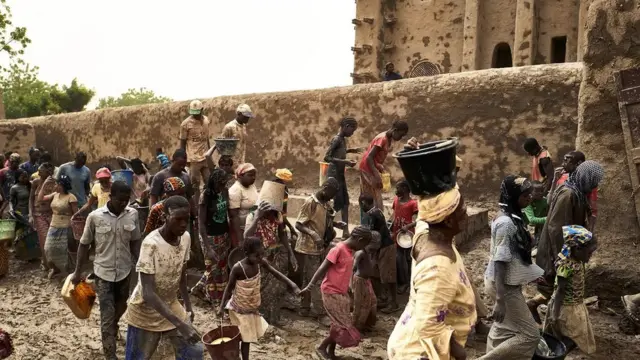 Perbaikan tahunan Masjid Agung Djenné di Mali dianggap sebagai simbol penting kohesi sosial
