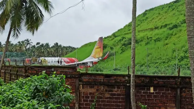 లోయలో జారిన విమానం