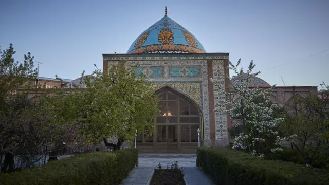 Şehir merkezinde bulunan tarihi Mavi Cami, Ermenistan’daki faal tek cami. Bu Şii camii, özellikle renkli çinileriyle dikkat çekiyor. Caminin yerleşkesinde İran Kültür Merkezi’nin de bir yeri bulunuyor. Ermenistan ve güney komşusu İran iyi ilişkilere sahip.