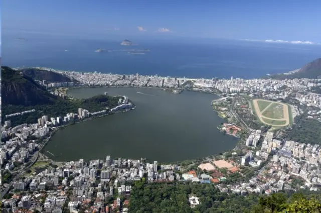 Vista da Lagoa. Ao fundo, diante do mar, estão Ipanema (esq.) e Leblon (dir.)
