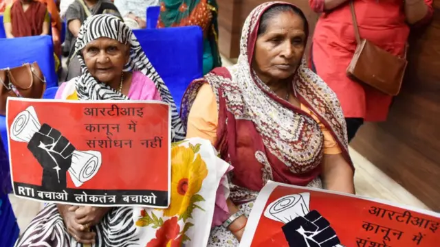 વિરોધ કરતી મહિલાઓ