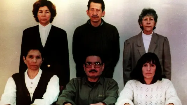 El 30 de octubre de 1993 el gobierno peruano publicó esta foto con líderes de Sendero Luminoso encarcelados: (parados, de izquierda a derecha) Angélica Salas, Osman Morote y Martha Huatay; (sentados de izquierda a derecha) Elena Iparraguirre, Abimael Guzmán y María Pantoja. (Foto: Palacio de Gobierno de Perú/AFP/Getty Images)