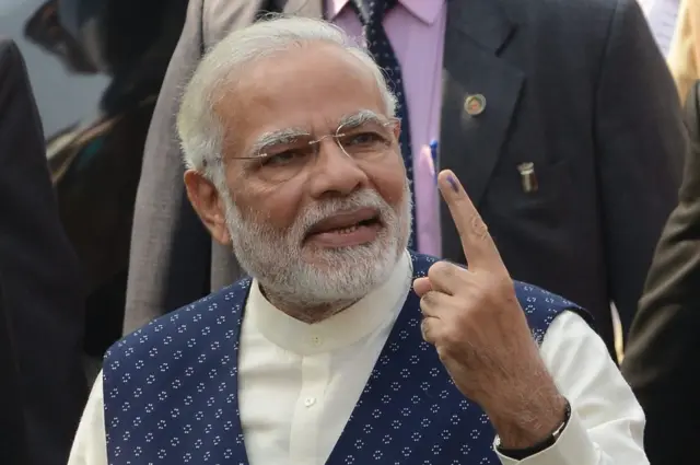 ఓటు వేసి వేలు చూపిస్తున్న ప్రధానమంత్రి నరేంద్రమోదీ