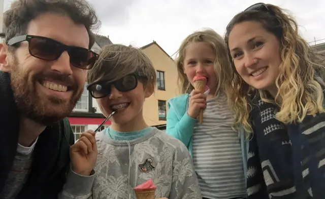 Люси с семьей