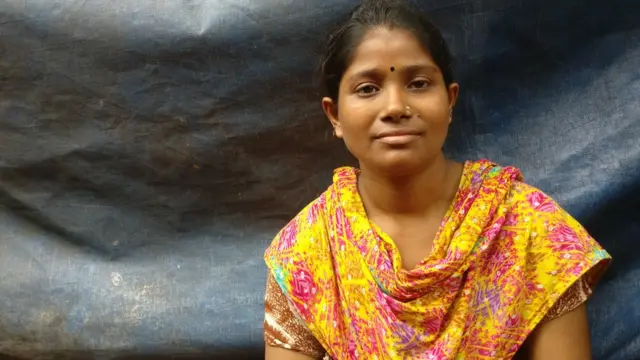 পুড়ে যাওয়া চলন্তিকা বস্তির বাসিন্দা পোশাক কারখানার শ্রমিক ইয়াসমিন বেগম