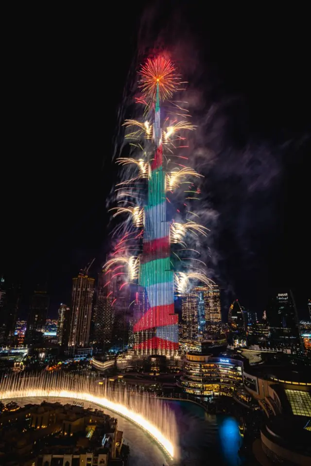 সংযুক্ত আরব আমিরাতের দুবাইয়ে বুর্জ খলিফায় আলোকসজ্জা