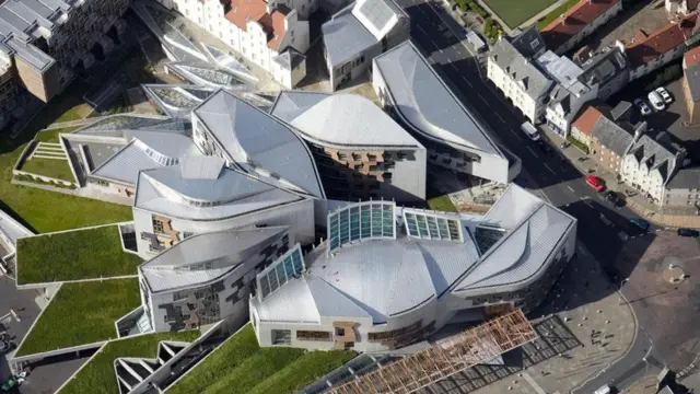 Здание шотландского парламента, Великобритания, 1999-2004 гг.