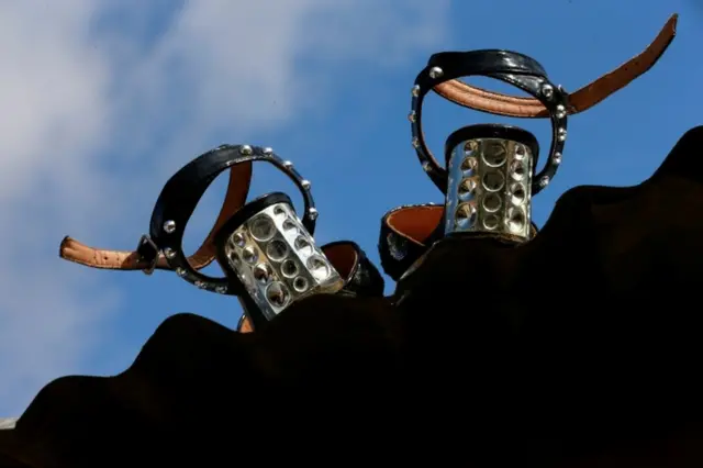 Une paire de sandales cloutées bascule sur un toit à Abuja, la capitale du Nigeria.