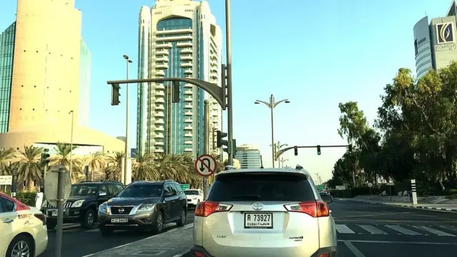 દુબઈના રસ્તા પર ગાડીઓ