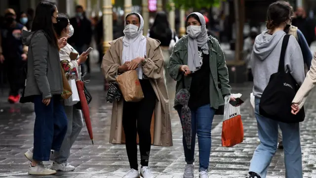 Warga mengenakan masker di kawasan Pitt St Mall, Sydney, Australia, pada tanggal 11 October 2021