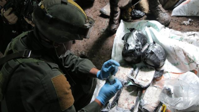 Un policía antinarcóticos evalúa la calidad de cocaína hallada en un laboratorio en la selva (Foto: Natalio Cosoy/ BBC Mundo)