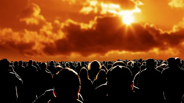 Mucha gente viendo el sol