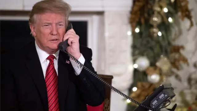 Трамп говорить телефоном з дітьми на Різдво