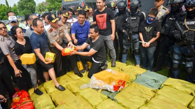 Barang bukti dalam kasus pengiriman 1 ton sabu asal Taiwan ke Anyer, Banten, 16 Juli 2017.