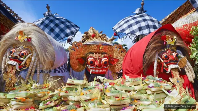 在马六甲海峡，巴厘人向新净化的神灵献祭和祈祷。