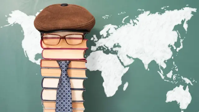 Ilustración de libros formando un rostro frente a una pizarra con los continentes.