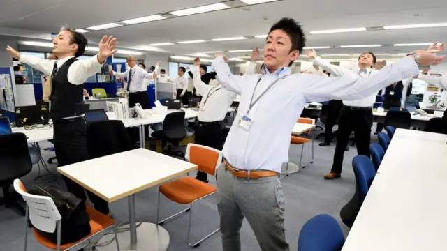 Empleados haciendo una rutina de ejercicio