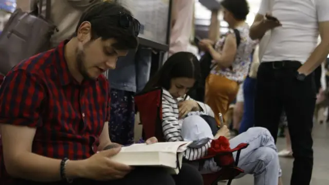 Метро, обстріл