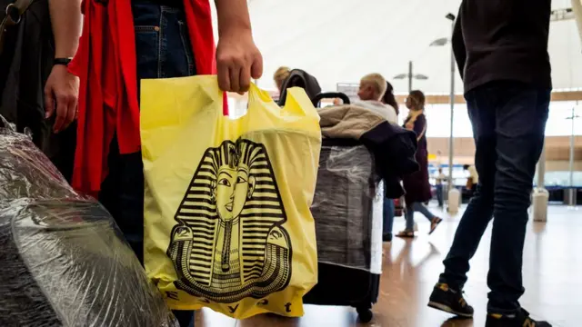 Turistas con bolsos de viaje