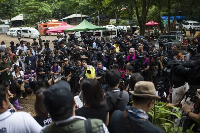 จัดระเบียบสื่อนับร้อย