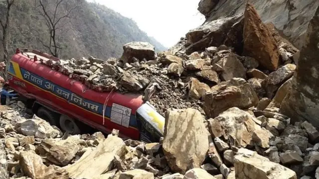 नारायणघाट-मुग्लिन सडकको एक पहिरोग्रस्त क्षेत्र