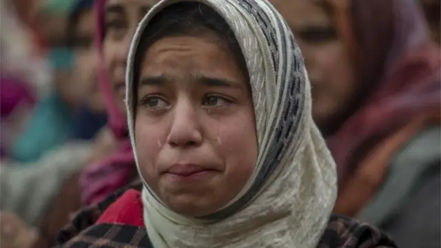 Una mujer llora tras el funeral de una de las víctimas en un enfrentamiento en Cachemira.