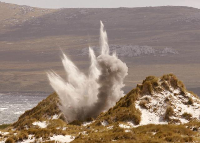 Una mina es detonada cerca de Puerto Argentino/Stanley, la única ciudad y capital de Malvinas/Falklands en 2007.