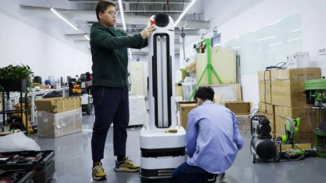 深圳的优艾智合机器人公司已经研发出消毒机器人