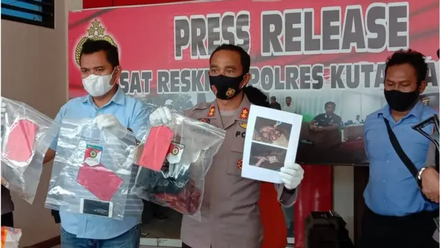 Kapolres Kutai Barat AKBP Irwan Yulli Prasetyo (tengah) mengungkap kasus pembunuhan yang dilakukan oleh MM seorang pria 21 tahun warga Kampung Sumber Sari, Kecamatan Barong Tongkok, Kabupaten Kutai Barat, Selasa (02/02).