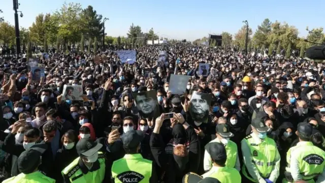 محمدرضا شجریان با آواز ربنایی که خودش خوانده بود به خاک سپرده شد