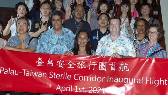 帛琉总统惠恕仁（Surangel Whipps Jr.；前左二）在帛琉科若迎接台湾—帛琉旅游气泡首发团（1/4/2021）