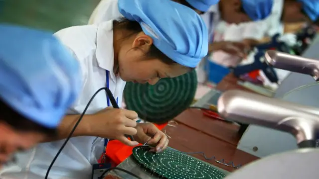 Trabajadora china en fábrica de productos electrónicos.