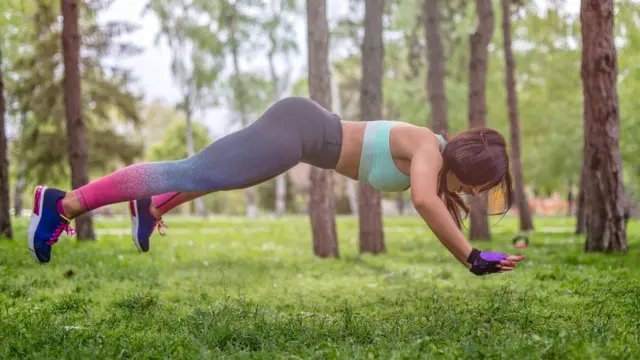 Mujer haciendo ejercicio de alta intensidad
