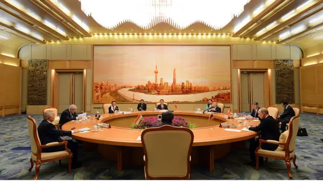 سازمان همکاری‌های شانگهای، دبیرخانه کوچکی در شهرهای شانگهای و تاشکند دارد و دیدارهای مهم سران این سازمان عموما در پایتخت‌های کشورهای عضو برگزار می‌شود