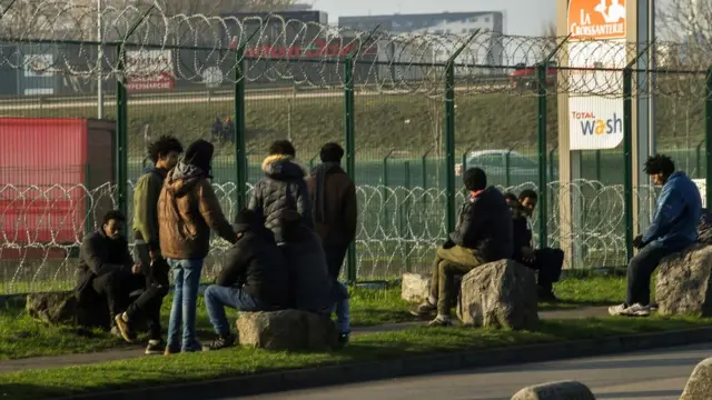 Tahriibayaasha ku sugan Calais waxay rajeynayaan in ay u gudbaan Britain